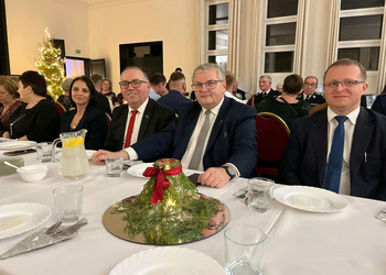 uczestnicy spotkania przy stole 