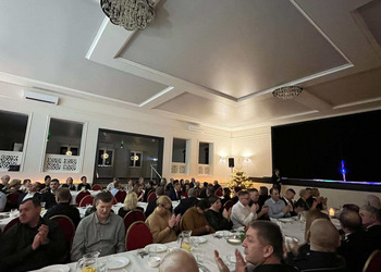 uczestnicy spotkania przy stole 