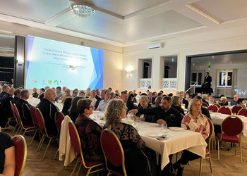 uczestnicy spotkania przy stole 