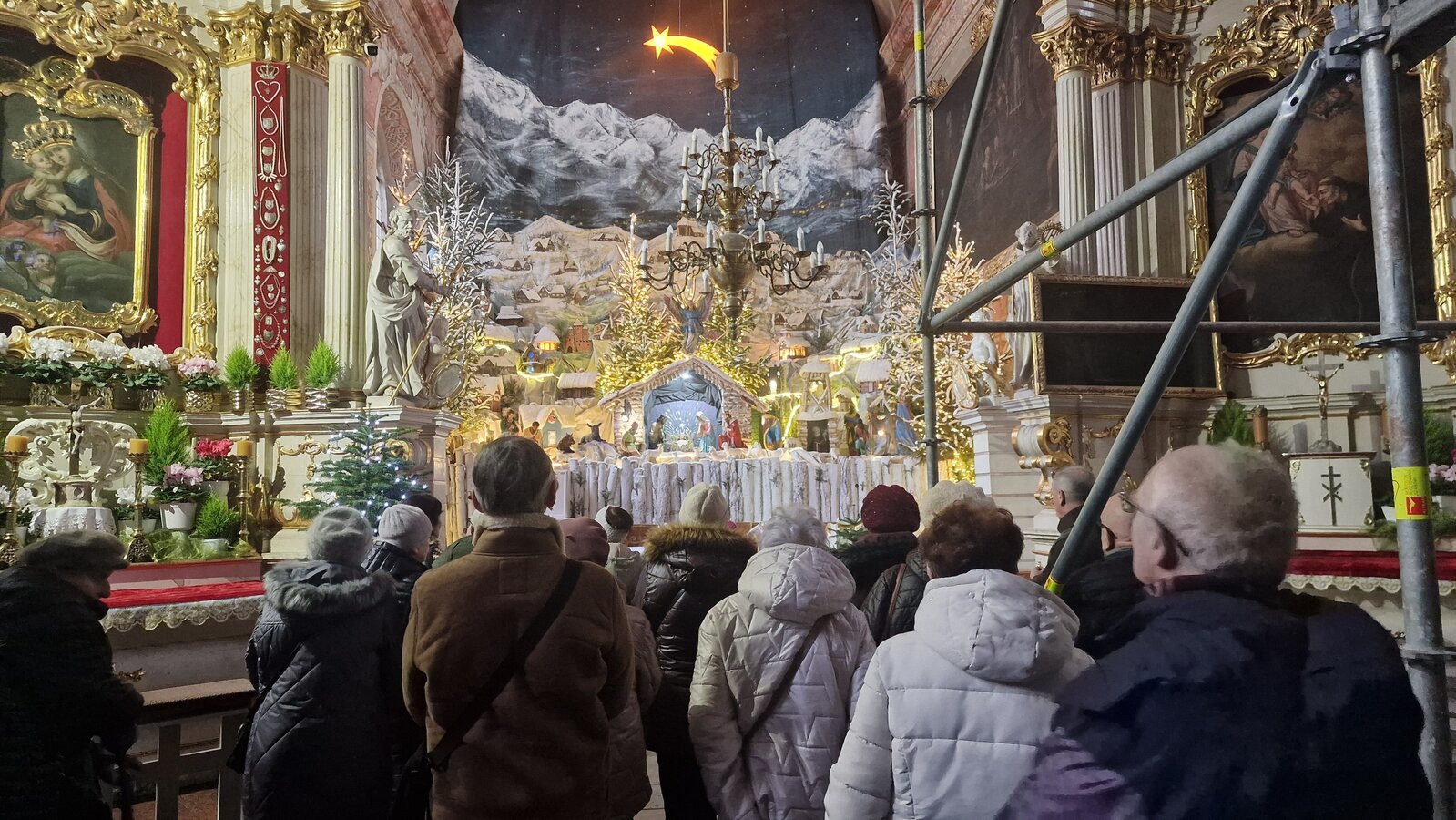 uczestnicy wycieczki zwiedzają klasztor