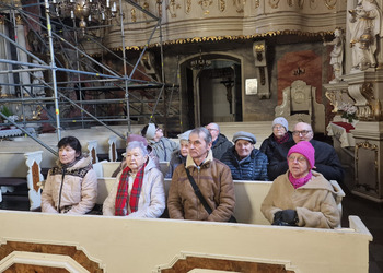 uczestnicy wycieczki zwiedzają klasztor