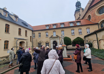 uczestnicy wycieczki zwiedzają klasztor
