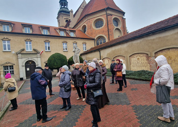 uczestnicy wycieczki zwiedzają klasztor