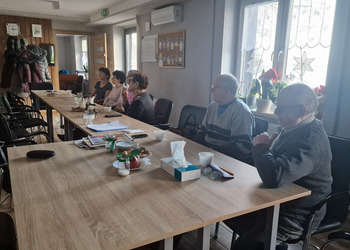 seniorzy podczas prelekcji 