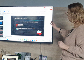 osoba prowadząca wyświetlająca prezetacje