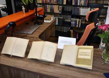 wystawa ksiązżek w bibliotece 