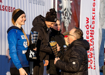 uczestnicy biegu  wręczenie pucharów