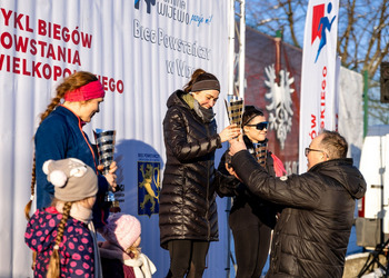 uczestnicy biegu wręczenie pucharów