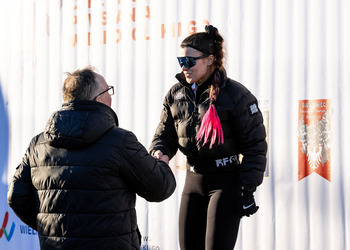 uczestnicy biegu wręczenie pucharów