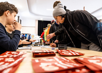 wolontariusze wydający listy startowe