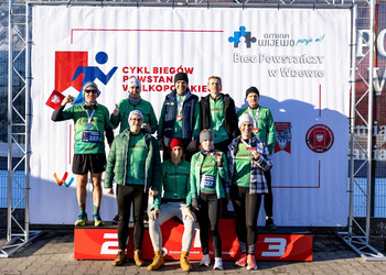 uczestnicy biegu na podium