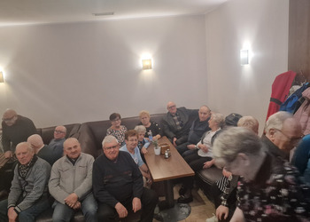 na zdjęciu seniorzy grają w kręgle 