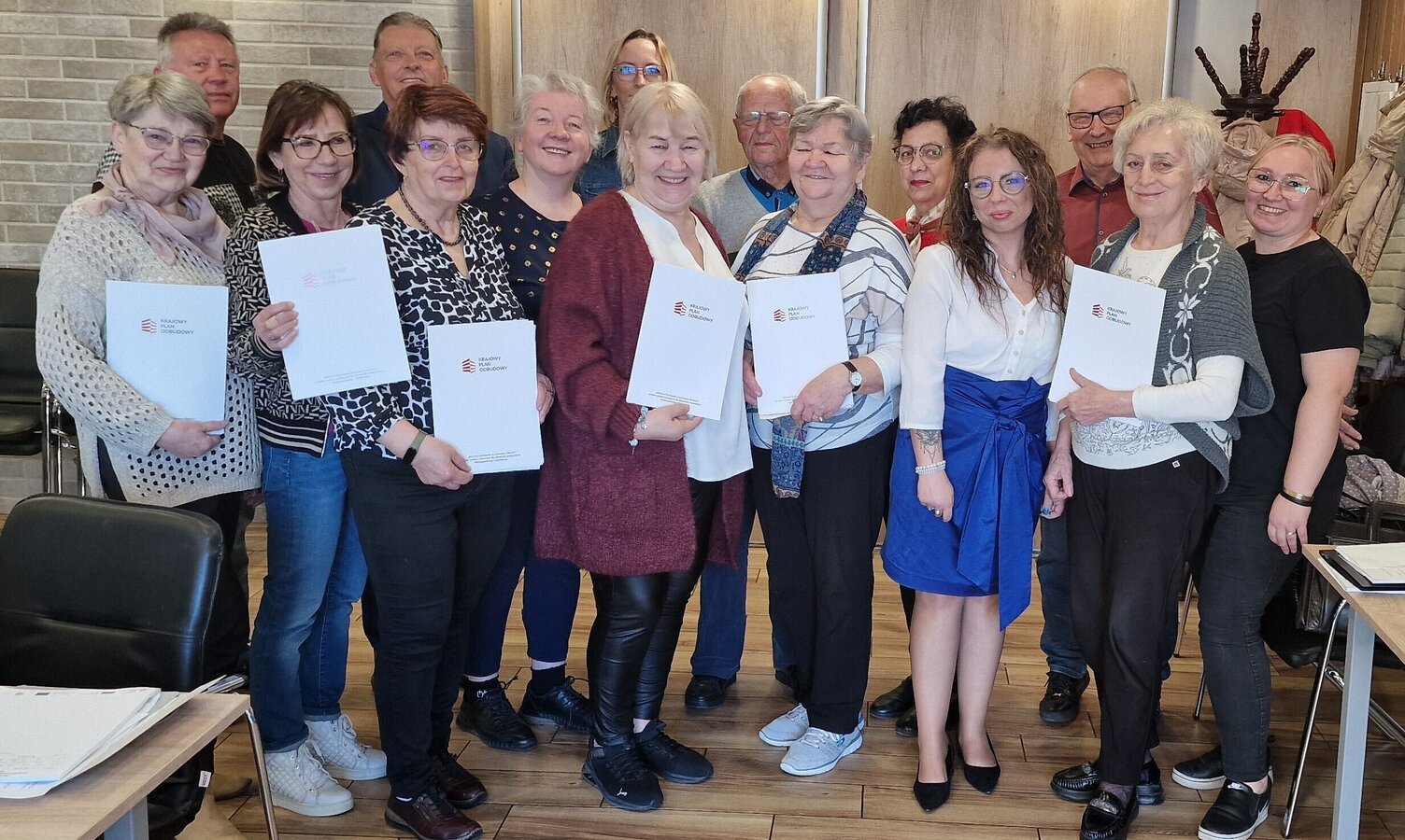 na zdjęciu seniorzy podczas kursu komputerowego 