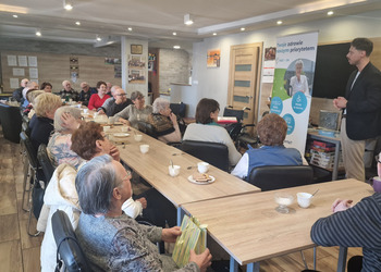spotkanie z przedstawicielem na zdjęciu uczestnicy