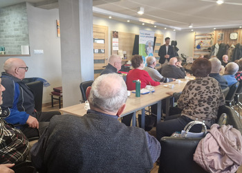 spotkanie z przedstawicielem na zdjęciu uczestnicy