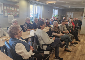 spotkanie z przedstawicielem na zdjęciu uczestnicy