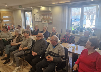 spotkanie z przedstawicielem na zdjęciu uczestnicy