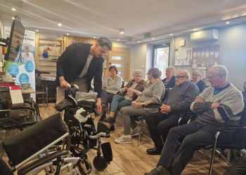 spotkanie z przedstawicielem na zdjęciu uczestnicy