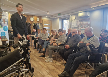 spotkanie z przedstawicielem na zdjęciu uczestnicy