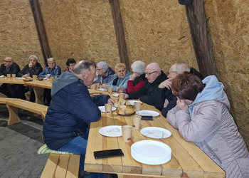 na zdjęciu seniorzy przy stole