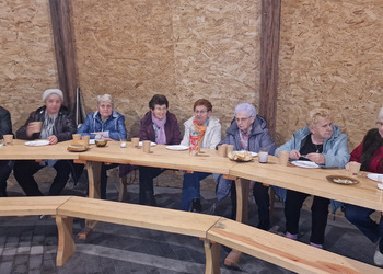 na zdjęciu seniorzy przy stole