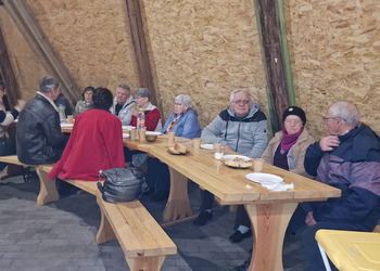 na zdjęciu seniorzy przy stole