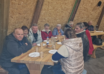 na zdjęciu seniorzy przy stole