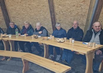 na zdjęciu seniorzy przy stole