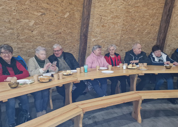 na zdjęciu seniorzy przy stole