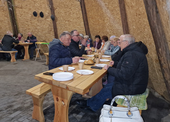 na zdjęciu seniorzy przy stole