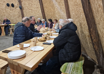 na zdjęciu seniorzy przy stole