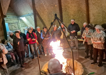 na zdjęciu seniorzy przy ognisku