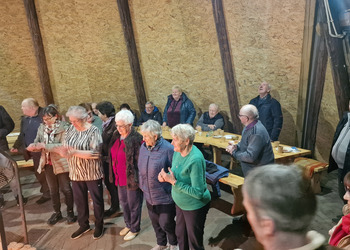 na zdjęciu seniorzy przy ognisku