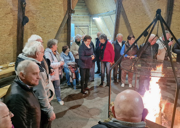 na zdjęciu seniorzy przy ognisku