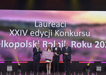 zdjęcie przedstawia laureatów 