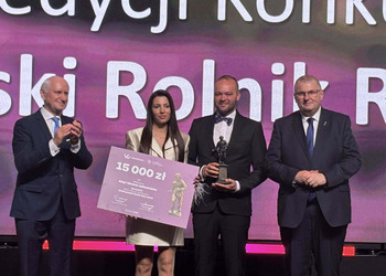 zdjęcie przedstawia laureatów 