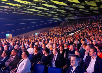 zdjęcie przedstawia publilczność