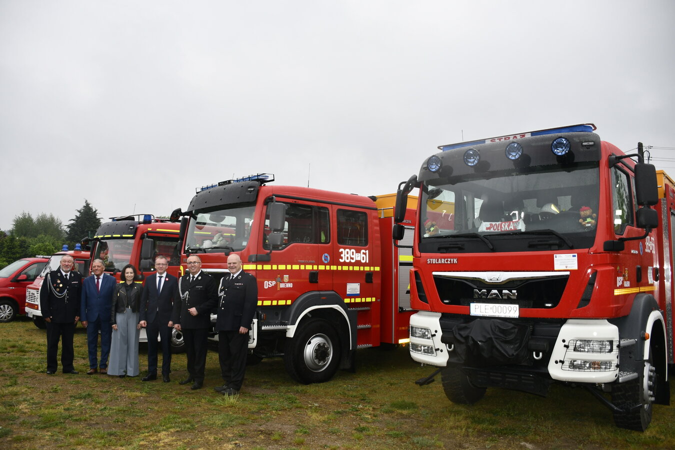 zdjęcie grupowe przy wozach strażackich