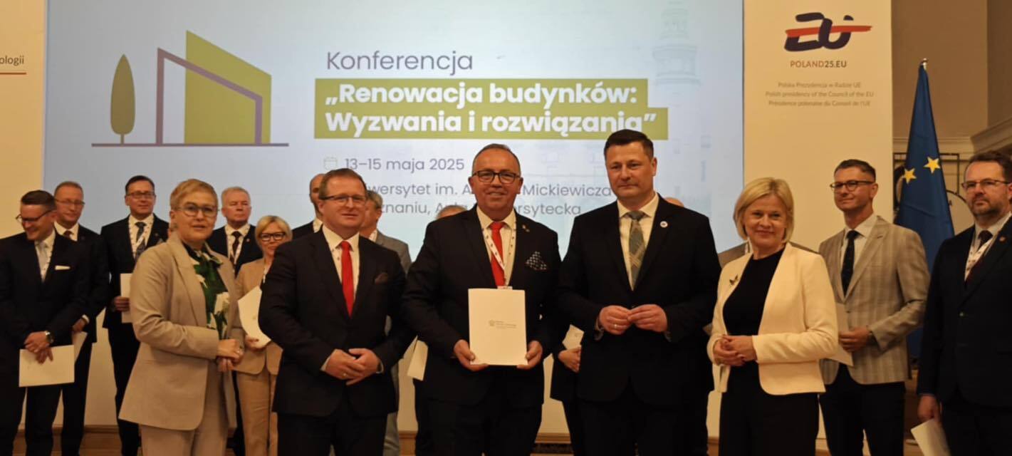 zdjęcie podczas wręczenia wyróżnienia
