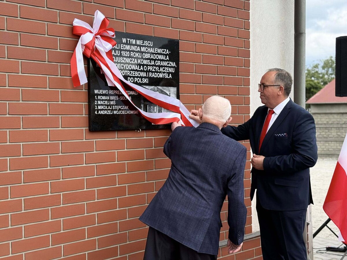 odsłonięcie tablicy pamiątkowej