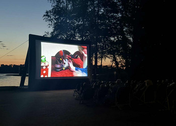 ekran kinowy i publiczność 