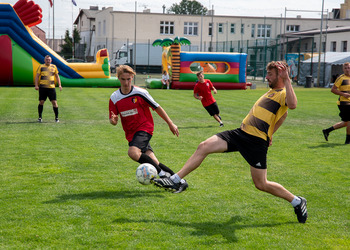 zdjęcie przedstawia turniej w piłkę nożną 