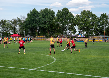 zdjęcie przedstawia turniej w piłkę nożną 