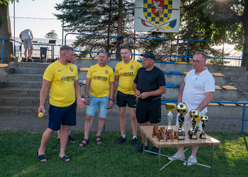 zdjęcie przdstawia wręczenie pucharów