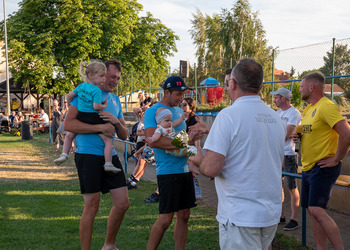 zdjęcie przdstawia wręczenie pucharów