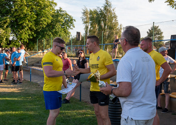 zdjęcie przdstawia wręczenie pucharów