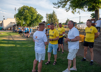 zdjęcie przdstawia wręczenie pucharów