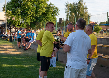 zdjęcie przdstawia wręczenie pucharów