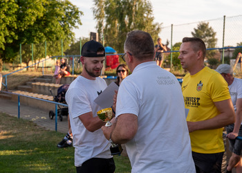 zdjęcie przdstawia wręczenie pucharów