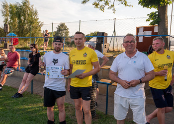 zdjęcie przdstawia wręczenie pucharów